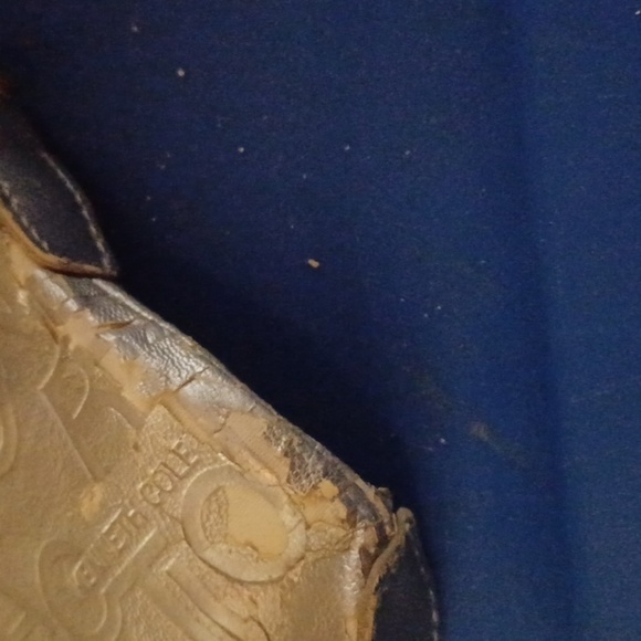 Kenneth Cole Little Purse - Picture 4 of 6